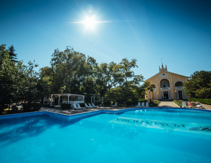 Открытый бассейн с детской зоной - Парк-отель «Романова»