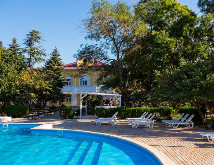 Открытый бассейн с детской зоной - Парк-отель «Романова»